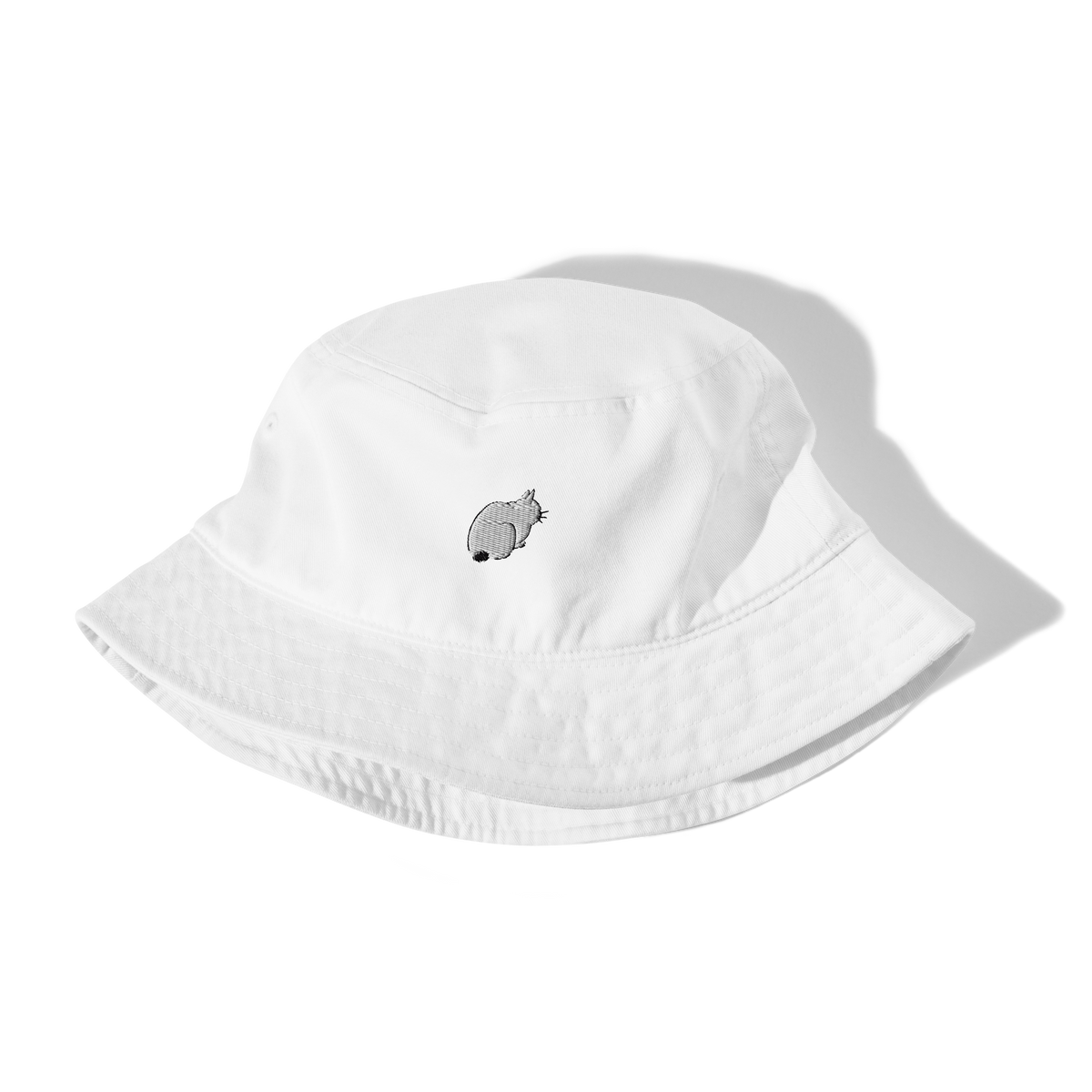 Organic bucket hat with embroidered cat motif inspired by Utagawa Hiroshige’s ukiyo-e art